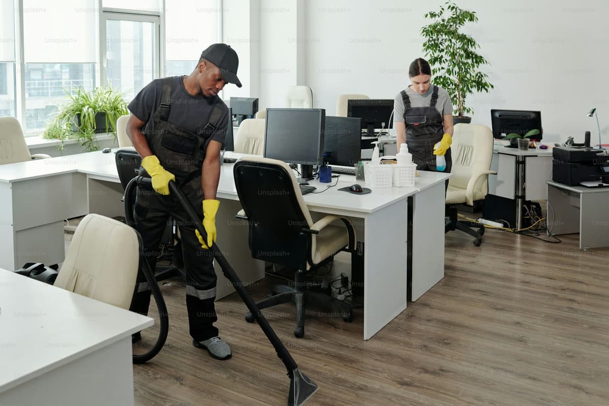 Ofis temizliği yapan ekip